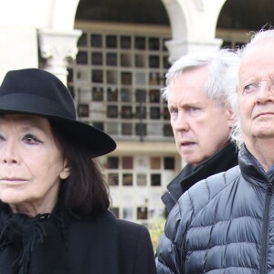Juliette Gréco et son époux Gérard Jouannest aux obsèques de Hélène Duc au cimetière du Père Lachaise à Paris, le 28 novembre 2014.
