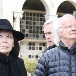 Juliette Gréco et son époux Gérard Jouannest aux obsèques de Hélène Duc au cimetière du Père Lachaise à Paris, le 28 novembre 2014.