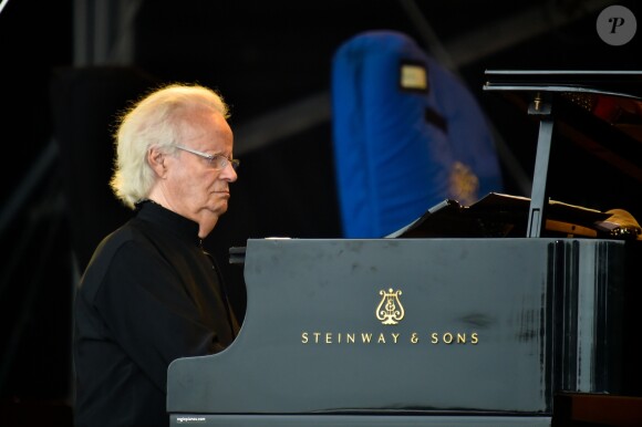 Gérard Jouannest accompagne sa femme Juliette Gréco au piano lors de son concert à la Fête de l'Humanité 2015 à Paris, le 13 septembre 2015.