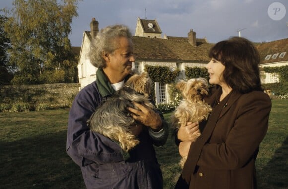 Juliette Gréco et son mari Gérard Jouannest dans le jardin de leur maison de l'Oise en octobre 1990.