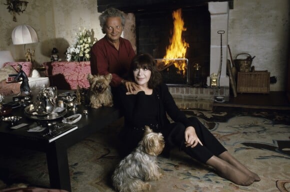Juliette Gréco et son mari Gérard Jouannest à leur domicile dans l'Oise en octobre 1990.