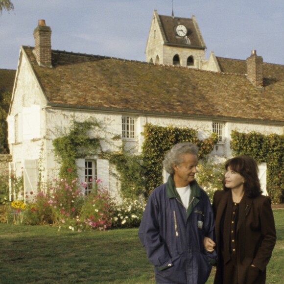 Juliette Gréco et son mari Gérard Jouannest dans le jardin de leur maison de l'Oise en octobre 1990.