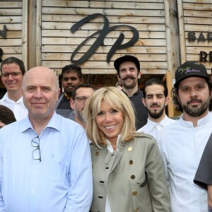 Exclusif - La première dame Brigitte Macron (Trogneux) en visite à Bordeaux afin de rencontrer le monde des handicapés dans la société, le 17 mai 2018. A cette occasion, elle a déjeuné au restaurant solidaire "Le Jardin Pêcheur" aux Bassins à Flot dont le gérant Pierre Maly emploie 27 travailleurs handicapés. © Patrick Bernard/Bestimage