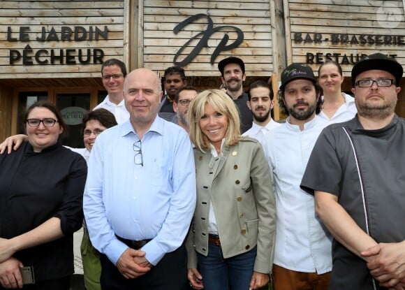 Exclusif - La première dame Brigitte Macron (Trogneux) en visite à Bordeaux afin de rencontrer le monde des handicapés dans la société, le 17 mai 2018. A cette occasion, elle a déjeuné au restaurant solidaire "Le Jardin Pêcheur" aux Bassins à Flot dont le gérant Pierre Maly emploie 27 travailleurs handicapés. © Patrick Bernard/Bestimage