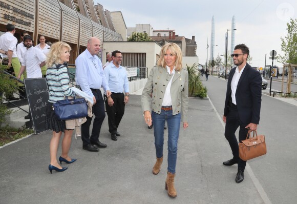 Exclusif - La première dame Brigitte Macron (Trogneux) en visite à Bordeaux afin de rencontrer le monde des handicapés dans la société, le 17 mai 2018. A cette occasion, elle a déjeuné au restaurant solidaire "Le Jardin Pêcheur" aux Bassins à Flot dont le gérant Pierre Maly emploie 27 travailleurs handicapés. © Patrick Bernard/Bestimage