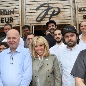 Exclusif - La première dame Brigitte Macron (Trogneux) en visite à Bordeaux afin de rencontrer le monde des handicapés dans la société, le 17 mai 2018. A cette occasion, elle a déjeuné au restaurant solidaire "Le Jardin Pêcheur" aux Bassins à Flot dont le gérant Pierre Maly emploie 27 travailleurs handicapés. © Patrick Bernard/Bestimage