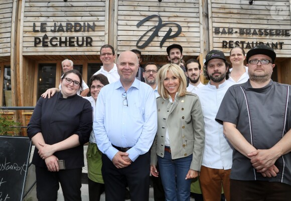 Exclusif - La première dame Brigitte Macron (Trogneux) en visite à Bordeaux afin de rencontrer le monde des handicapés dans la société, le 17 mai 2018. A cette occasion, elle a déjeuné au restaurant solidaire "Le Jardin Pêcheur" aux Bassins à Flot dont le gérant Pierre Maly emploie 27 travailleurs handicapés. © Patrick Bernard/Bestimage