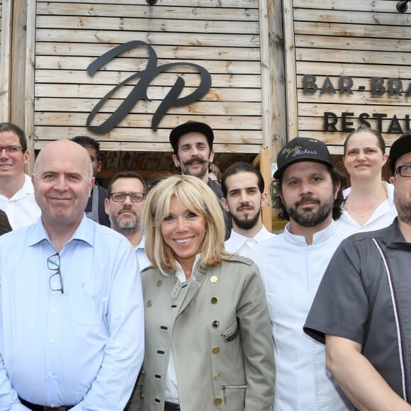 Exclusif - La première dame Brigitte Macron (Trogneux) en visite à Bordeaux afin de rencontrer le monde des handicapés dans la société, le 17 mai 2018. A cette occasion, elle a déjeuné au restaurant solidaire "Le Jardin Pêcheur" aux Bassins à Flot dont le gérant Pierre Maly emploie 27 travailleurs handicapés. © Patrick Bernard/Bestimage