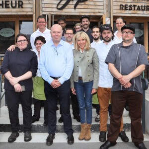 Exclusif - La première dame Brigitte Macron (Trogneux) en visite à Bordeaux afin de rencontrer le monde des handicapés dans la société, le 17 mai 2018. A cette occasion, elle a déjeuné au restaurant solidaire "Le Jardin Pêcheur" aux Bassins à Flot dont le gérant Pierre Maly emploie 27 travailleurs handicapés. © Patrick Bernard/Bestimage