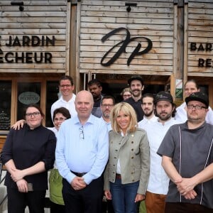 Exclusif - La première dame Brigitte Macron (Trogneux) en visite à Bordeaux afin de rencontrer le monde des handicapés dans la société, le 17 mai 2018. A cette occasion, elle a déjeuné au restaurant solidaire "Le Jardin Pêcheur" aux Bassins à Flot dont le gérant Pierre Maly emploie 27 travailleurs handicapés. © Patrick Bernard/Bestimage