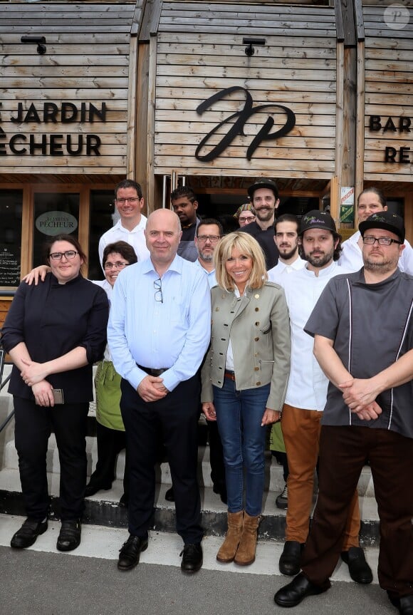 Exclusif - La première dame Brigitte Macron (Trogneux) en visite à Bordeaux afin de rencontrer le monde des handicapés dans la société, le 17 mai 2018. A cette occasion, elle a déjeuné au restaurant solidaire "Le Jardin Pêcheur" aux Bassins à Flot dont le gérant Pierre Maly emploie 27 travailleurs handicapés. © Patrick Bernard/Bestimage