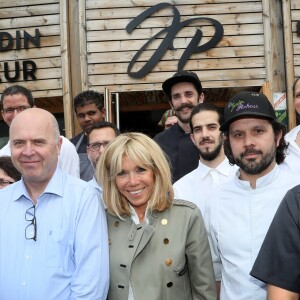 Exclusif - La première dame Brigitte Macron (Trogneux) en visite à Bordeaux afin de rencontrer le monde des handicapés dans la société, le 17 mai 2018. A cette occasion, elle a déjeuné au restaurant solidaire "Le Jardin Pêcheur" aux Bassins à Flot dont le gérant Pierre Maly emploie 27 travailleurs handicapés. © Patrick Bernard/Bestimage