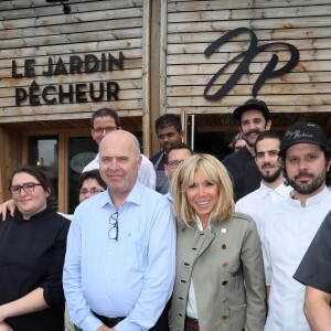 Exclusif - La première dame Brigitte Macron (Trogneux) en visite à Bordeaux afin de rencontrer le monde des handicapés dans la société, le 17 mai 2018. A cette occasion, elle a déjeuné au restaurant solidaire "Le Jardin Pêcheur" aux Bassins à Flot dont le gérant Pierre Maly emploie 27 travailleurs handicapés. © Patrick Bernard/Bestimage