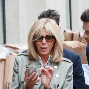 Exclusif - La première dame Brigitte Macron (Trogneux) en visite à Bordeaux accompagnée de Tristan Bromet son chef de cabinet afin de rencontrer le monde des handicapés dans la société, le 17 mai 2018. Brigitte Macron s'est rendue au 82 rue Fondaudège ou se trouvent les locaux de l'association "Clubhouse Bordeaux. © Fabien Cottereau/ Sud-Ouest/Bestimage