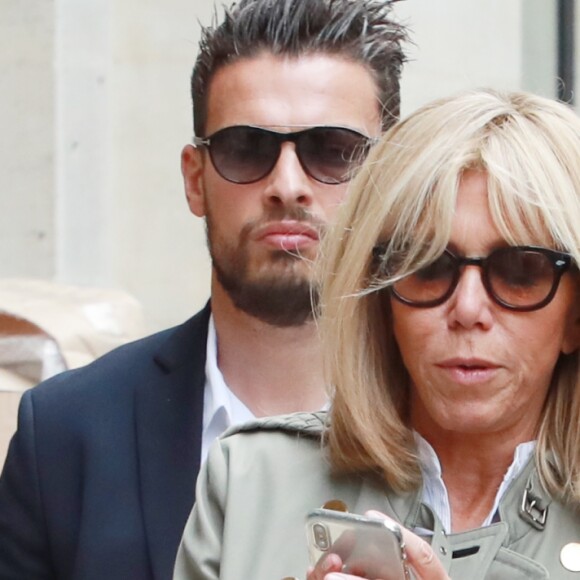 Exclusif - La première dame Brigitte Macron (Trogneux) en visite à Bordeaux accompagnée de Tristan Bromet son chef de cabinet afin de rencontrer le monde des handicapés dans la société, le 17 mai 2018. Brigitte Macron s'est rendue au 82 rue Fondaudège ou se trouvent les locaux de l'association "Clubhouse Bordeaux. © Fabien Cottereau/ Sud-Ouest/Bestimage