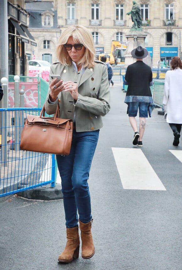 Exclusif - La première dame Brigitte Macron (Trogneux) en visite à Bordeaux accompagnée de Tristan Bromet son chef de cabinet afin de rencontrer le monde des handicapés dans la société, le 17 mai 2018. Brigitte Macron s'est rendue au 82 rue Fondaudège ou se trouvent les locaux de l'association "Clubhouse Bordeaux. © Fabien Cottereau/ Sud-Ouest/Bestimage
