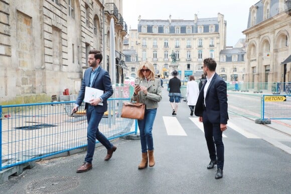 Exclusif - La première dame Brigitte Macron (Trogneux) en visite à Bordeaux accompagnée de Tristan Bromet son chef de cabinet afin de rencontrer le monde des handicapés dans la société, le 17 mai 2018. Brigitte Macron s'est rendue au 82 rue Fondaudège ou se trouvent les locaux de l'association "Clubhouse Bordeaux. © Fabien Cottereau/ Sud-Ouest/Bestimage