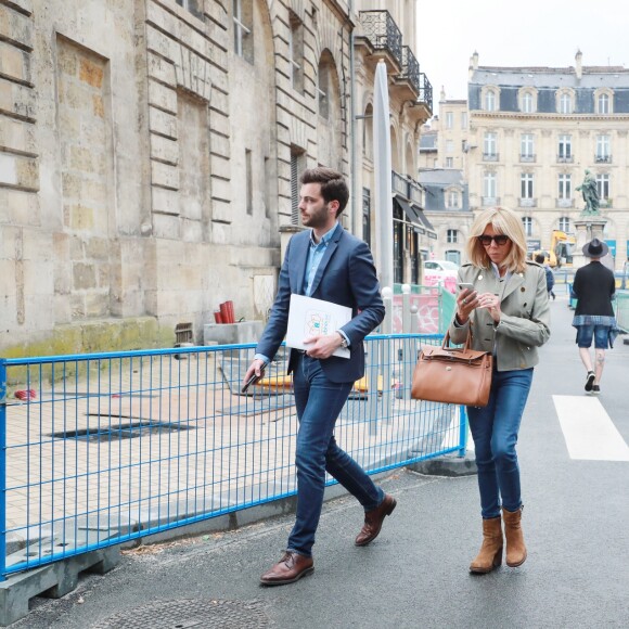 Exclusif - La première dame Brigitte Macron (Trogneux) en visite à Bordeaux accompagnée de Tristan Bromet son chef de cabinet afin de rencontrer le monde des handicapés dans la société, le 17 mai 2018. Brigitte Macron s'est rendue au 82 rue Fondaudège ou se trouvent les locaux de l'association "Clubhouse Bordeaux. © Fabien Cottereau/ Sud-Ouest/Bestimage