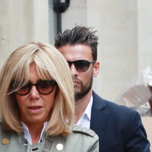 Exclusif - La première dame Brigitte Macron (Trogneux) en visite à Bordeaux accompagnée de Tristan Bromet son chef de cabinet afin de rencontrer le monde des handicapés dans la société, le 17 mai 2018. Brigitte Macron s'est rendue au 82 rue Fondaudège ou se trouvent les locaux de l'association "Clubhouse Bordeaux. © Fabien Cottereau/ Sud-Ouest/Bestimage