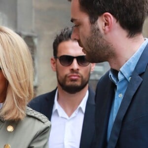 Exclusif - La première dame Brigitte Macron (Trogneux) en visite à Bordeaux accompagnée de Tristan Bromet son chef de cabinet afin de rencontrer le monde des handicapés dans la société, le 17 mai 2018. Brigitte Macron s'est rendue au 82 rue Fondaudège ou se trouvent les locaux de l'association "Clubhouse Bordeaux. © Fabien Cottereau/ Sud-Ouest/Bestimage