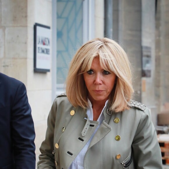 Exclusif - La première dame Brigitte Macron (Trogneux) en visite à Bordeaux accompagnée de Tristan Bromet son chef de cabinet afin de rencontrer le monde des handicapés dans la société, le 17 mai 2018. Brigitte Macron s'est rendue au 82 rue Fondaudège ou se trouvent les locaux de l'association "Clubhouse Bordeaux. © Fabien Cottereau/ Sud-Ouest/Bestimage