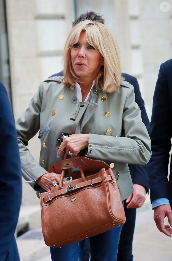 Exclusif - La première dame Brigitte Macron (Trogneux) en visite à Bordeaux accompagnée de Tristan Bromet son chef de cabinet afin de rencontrer le monde des handicapés dans la société, le 17 mai 2018. Brigitte Macron s'est rendue au 82 rue Fondaudège ou se trouvent les locaux de l'association "Clubhouse Bordeaux. © Fabien Cottereau/ Sud-Ouest/Bestimage