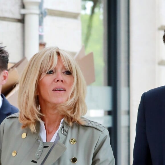 Exclusif - La première dame Brigitte Macron (Trogneux) en visite à Bordeaux accompagnée de Tristan Bromet son chef de cabinet afin de rencontrer le monde des handicapés dans la société, le 17 mai 2018. Brigitte Macron s'est rendue au 82 rue Fondaudège ou se trouvent les locaux de l'association "Clubhouse Bordeaux. © Fabien Cottereau/ Sud-Ouest/Bestimage