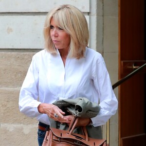 Exclusif - La première dame Brigitte Macron (Trogneux) en visite à Bordeaux accompagnée de Tristan Bromet son chef de cabinet afin de rencontrer le monde des handicapés dans la société, le 17 mai 2018. Brigitte Macron s'est rendue au 82 rue Fondaudège ou se trouvent les locaux de l'association "Clubhouse Bordeaux. © Fabien Cottereau/ Sud-Ouest/Bestimage