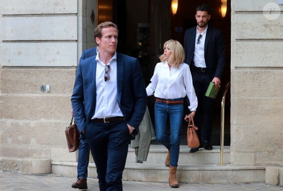 Exclusif - La première dame Brigitte Macron (Trogneux) en visite à Bordeaux accompagnée de Tristan Bromet son chef de cabinet afin de rencontrer le monde des handicapés dans la société, le 17 mai 2018. Brigitte Macron s'est rendue au 82 rue Fondaudège ou se trouvent les locaux de l'association "Clubhouse Bordeaux. © Fabien Cottereau/ Sud-Ouest/Bestimage
