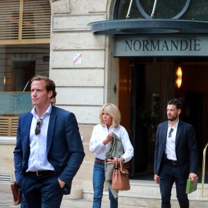 Exclusif - La première dame Brigitte Macron (Trogneux) en visite à Bordeaux accompagnée de Tristan Bromet son chef de cabinet afin de rencontrer le monde des handicapés dans la société, le 17 mai 2018. Brigitte Macron s'est rendue au 82 rue Fondaudège ou se trouvent les locaux de l'association "Clubhouse Bordeaux. © Fabien Cottereau/ Sud-Ouest/Bestimage