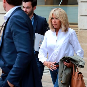 Exclusif - La première dame Brigitte Macron (Trogneux) en visite à Bordeaux accompagnée de Tristan Bromet son chef de cabinet afin de rencontrer le monde des handicapés dans la société, le 17 mai 2018. Brigitte Macron s'est rendue au 82 rue Fondaudège ou se trouvent les locaux de l'association "Clubhouse Bordeaux. © Fabien Cottereau/ Sud-Ouest/Bestimage