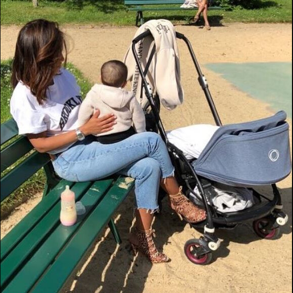 Amel Bent dans un parc parisien avec sa fille Hana. Instagram, le 18 mai 2018.
