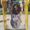 Amel Bent, dans un parc parisien avec ses filles, publie une photo de son aînée Sofia sur Instagram le 18 mai 2018.