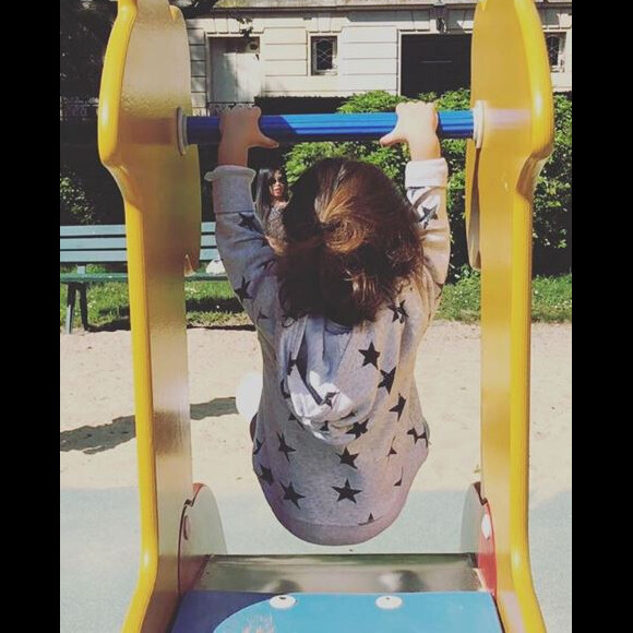 Amel Bent, dans un parc parisien avec ses filles, publie une photo de son aînée Sofia sur Instagram le 18 mai 2018.