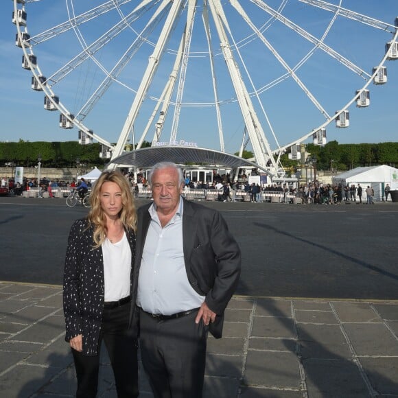 Laura Smet et Marcel Campion - Fermeture de la Grande Roue de la place de la Concorde et remise d'un chèque de 90 000 euros pour l'Institut Rafaël ( Institut soutenu par J.Hallyday) à Paris le 18 mai 2018 © Guirec Coadic / Bestimage