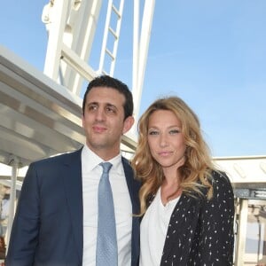 Le professeur Alain Toledano (Institut Rafaël) et Laura Smet - Fermeture de la Grande Roue de la place de la Concorde et remise d'un chèque de 90 000 euros pour l'Institut Rafaël ( Institut soutenu par J.Hallyday) à Paris le 18 mai 2018 © Guirec Coadic / Bestimage