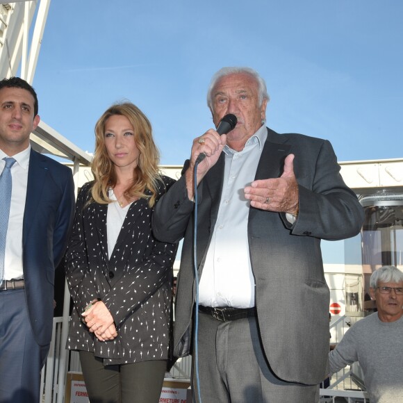 Le professeur Alain Toledano (Institut Rafaël), Laura Smet et Marcel Campion - Fermeture de la Grande Roue de la place de la Concorde et remise d'un chèque de 90 000 euros pour l'Institut Rafaël ( Institut soutenu par J.Hallyday) à Paris le 18 mai 2018 © Guirec Coadic / Bestimage