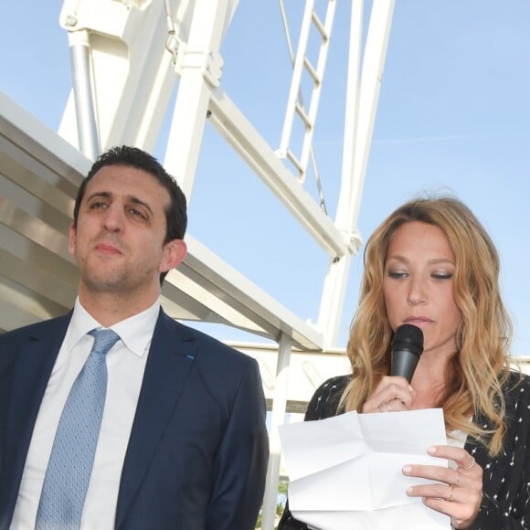 Le professeur Alain Toledano (Institut Rafaël), Laura Smet et Marcel Campion - Fermeture de la Grande Roue de la place de la Concorde et remise d'un chèque de 90 000 euros pour l'Institut Rafaël ( Institut soutenu par J.Hallyday) à Paris le 18 mai 2018 © Guirec Coadic / Bestimage