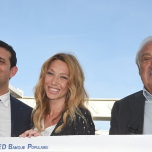 Le professeur Alain Toledano (Institut Rafaël), Laura Smet et Marcel Campion - Fermeture de la Grande Roue de la place de la Concorde et remise d'un chèque de 90 000 euros pour l'Institut Rafaël ( Institut soutenu par J.Hallyday) à Paris le 18 mai 2018 © Guirec Coadic / Bestimage