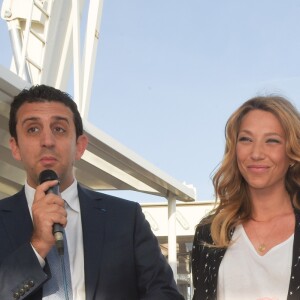 Le professeur Alain Toledano (Institut Rafaël), Laura Smet et Marcel Campion - Fermeture de la Grande Roue de la place de la Concorde et remise d'un chèque de 90 000 euros pour l'Institut Rafaël ( Institut soutenu par J.Hallyday) à Paris le 18 mai 2018 © Guirec Coadic / Bestimage