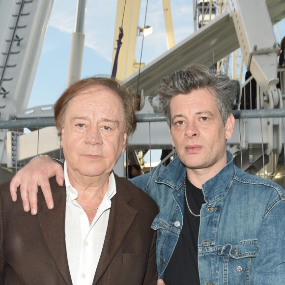 Exclusif - Daniel Lauclair et Benjamin Biolay - Soirée de clôture pour la fermeture de la Grande Roue de la place de la Concorde et remise d'un chèque de 90 000 euros pour l'Institut Rafaël ( Institut soutenu par J.Hallyday) à Paris le 18 mai 2018 © Guirec Coadic / Philippe Baldini / Bestimage