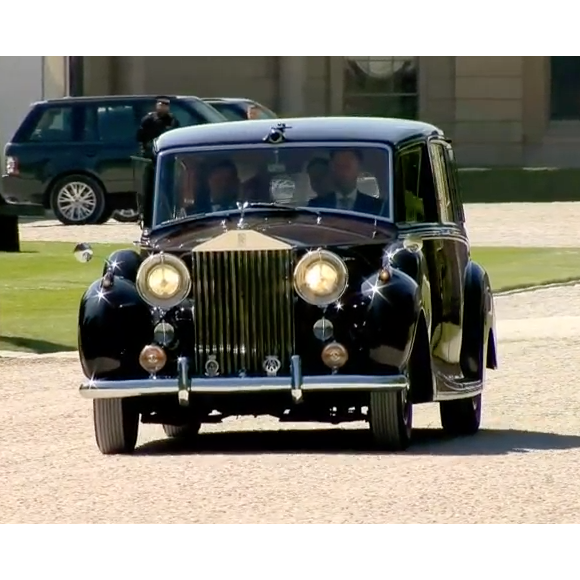 Meghan Markle, dans sa robe de mariée, quittant le Cliveden House Hotel avec sa mère Doria Ragland pour se rendre à Windsor le 19 mai 2018, jour de son mariage avec le prince Harry.