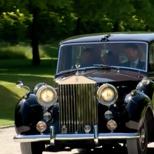 Meghan Markle, dans sa robe de mariée, quittant le Cliveden House Hotel avec sa mère Doria Ragland pour se rendre à Windsor le 19 mai 2018, jour de son mariage avec le prince Harry.