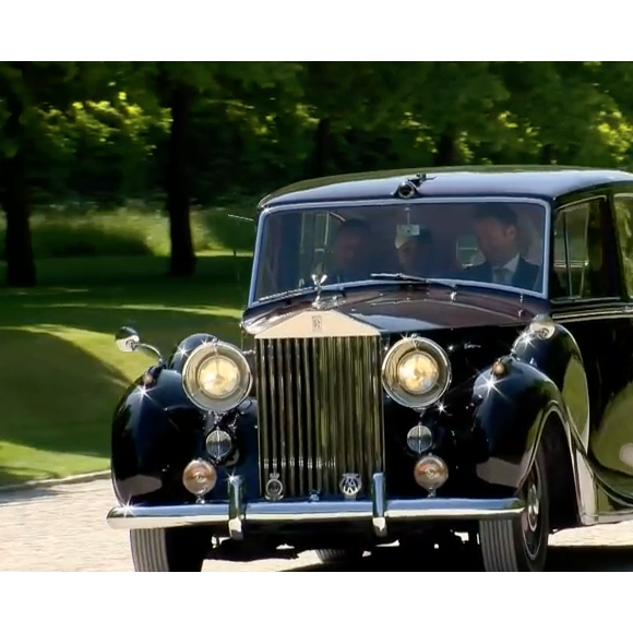 Meghan Markle, dans sa robe de mariée, quittant le Cliveden House Hotel avec sa mère Doria Ragland pour se rendre à Windsor le 19 mai 2018, jour de son mariage avec le prince Harry.