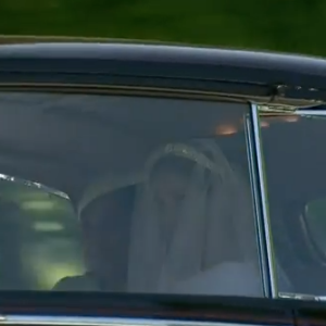 Meghan Markle, dans sa robe de mariée, quittant le Cliveden House Hotel avec sa mère Doria Ragland pour se rendre à Windsor le 19 mai 2018, jour de son mariage avec le prince Harry.