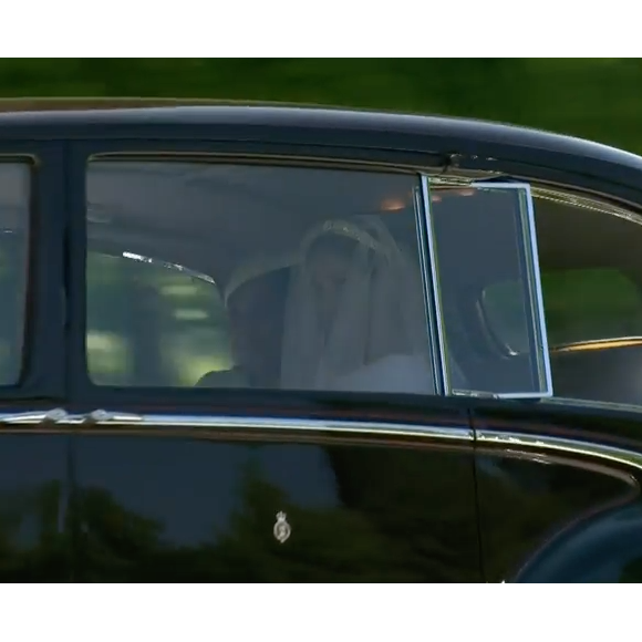 Meghan Markle, dans sa robe de mariée, quittant le Cliveden House Hotel avec sa mère Doria Ragland pour se rendre à Windsor le 19 mai 2018, jour de son mariage avec le prince Harry.