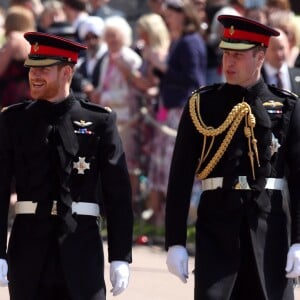 Le prince Harry en uniforme des Blues and Royals arrivant à la chapelle St George de Windsor avec son frère le prince William pour son mariage avec Meghan Markle le 19 mai 2018