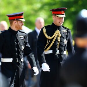 Le prince Harry en uniforme des Blues and Royals arrivant à la chapelle St George de Windsor avec son frère le prince William pour son mariage avec Meghan Markle le 19 mai 2018