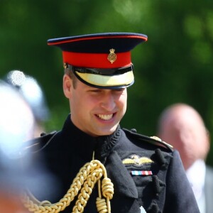 Le prince Harry en uniforme des Blues and Royals arrivant à la chapelle St George de Windsor avec son frère le prince William pour son mariage avec Meghan Markle le 19 mai 2018
