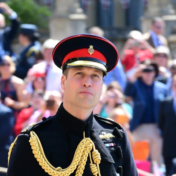 Le prince Harry en uniforme des Blues and Royals arrivant à la chapelle St George de Windsor avec son frère le prince William pour son mariage avec Meghan Markle le 19 mai 2018